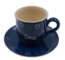 Laden Sie das Bild in den Galerie-Viewer, Tasse mit Namen in Bunzlau Blau mit Untertasse