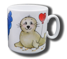 Laden Sie das Bild in den Galerie-Viewer, Tasse aus Porzellan mit Namen und Seehund Herz