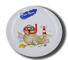 Laden Sie das Bild in den Galerie-Viewer, Teller aus Porzellen mit Namen und Seehund Taucherbrille