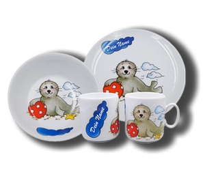 Geschirr aus Porzellan mit Namen und Seehund Ball